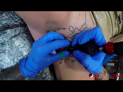❤️ Ekstrèmman tatoue hottie Sully Savage te fè yon tatoo sou klitoris li ☑ Pornografi difisil nan nou % ht.doujin-sexy.ru% ️❤